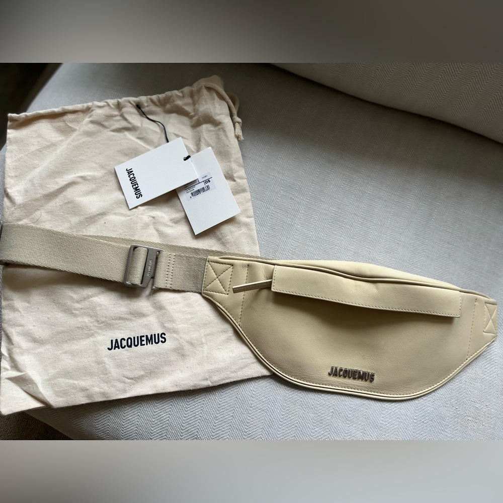 JACQUEMUS
Beige Le Papier 'La Banane Meunier' Belt Bag